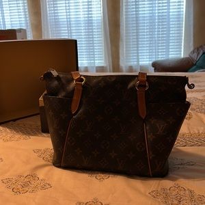 Authentic Louis Vuitton Handbag.  Excellent condition!